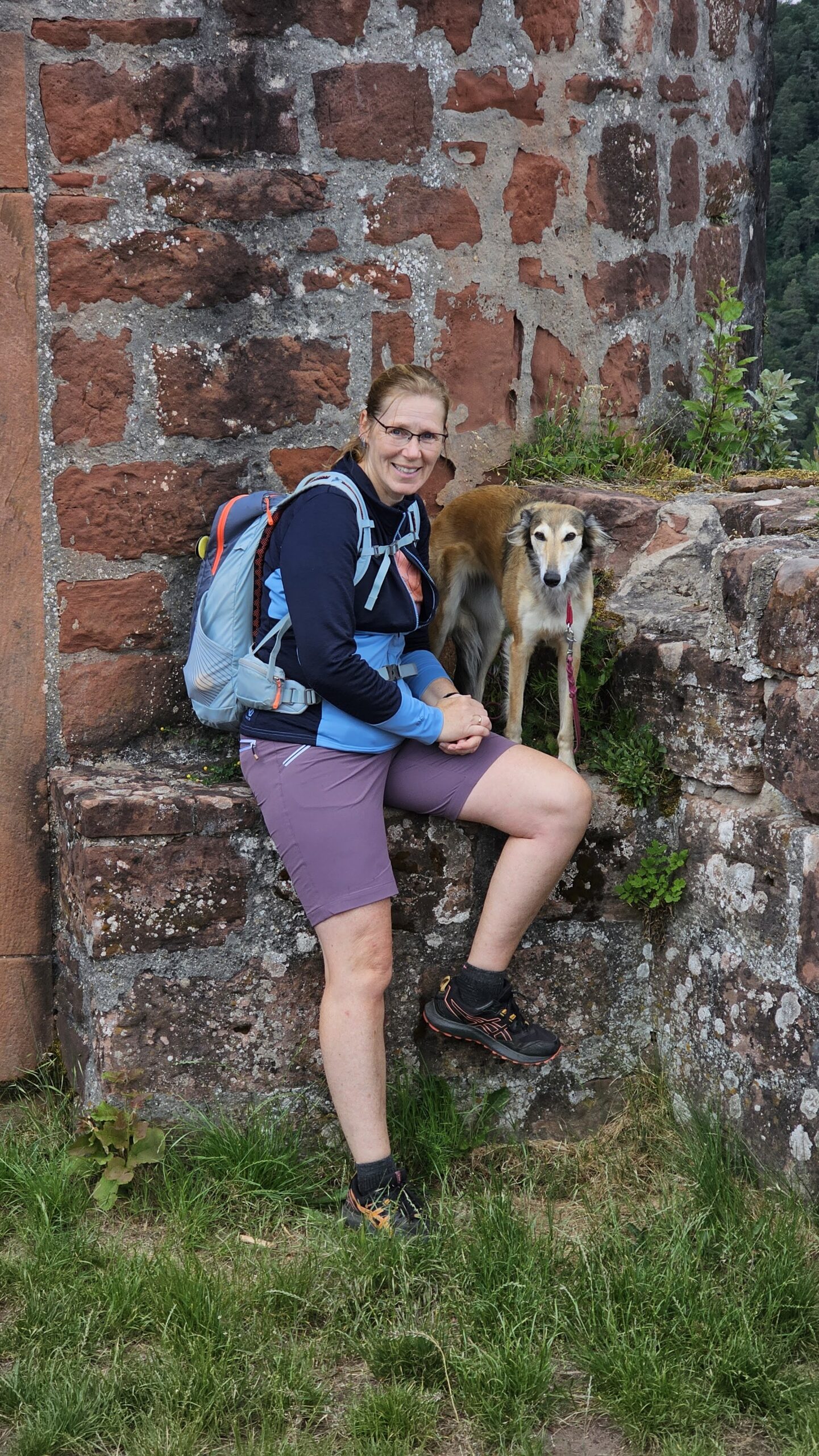 Astrid Formusek mit Hund im Elztal
